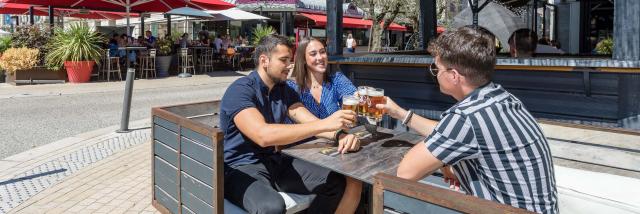 Jeunes en terrasse