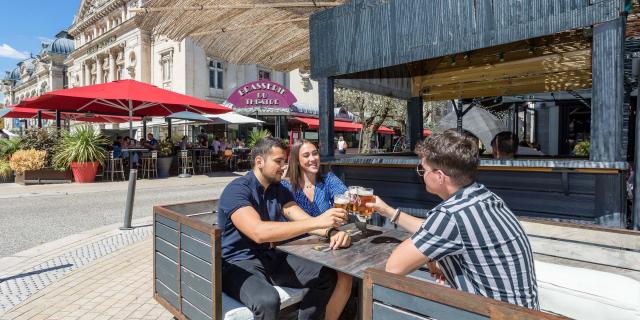 Jeunes en terrasse