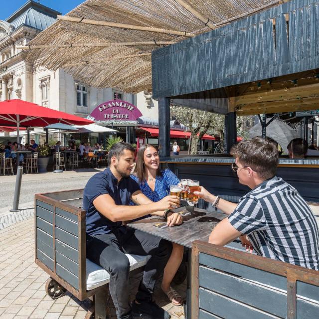 Jeunes en terrasse