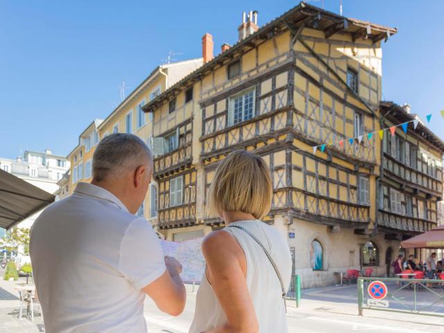 Couple en balade touristique avec un plan