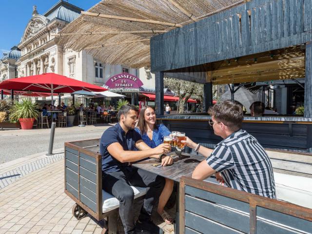 Jeunes en terrasse