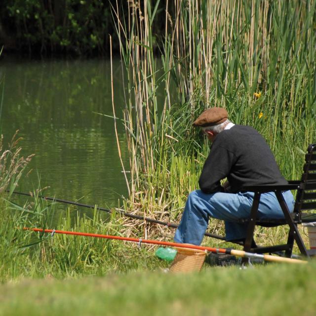 Un pêcheur sur la Reyssouze au parc de loisirs de Bouvent.