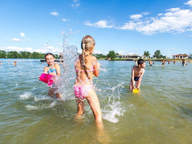 Enfants qui jouent dans l’eau