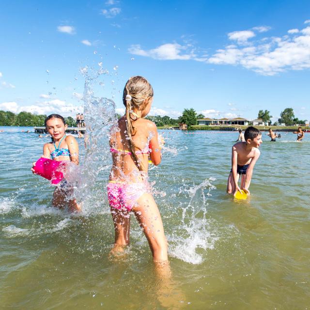 Enfants qui jouent dans l’eau