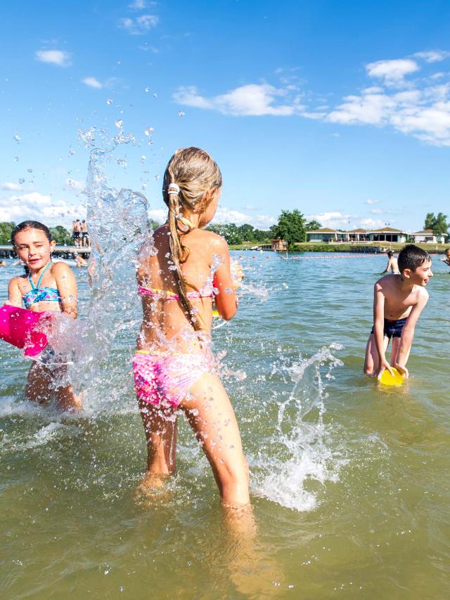 Enfants qui jouent dans l’eau