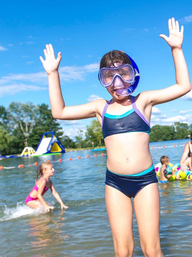 enfants qui jouent dans l'eau