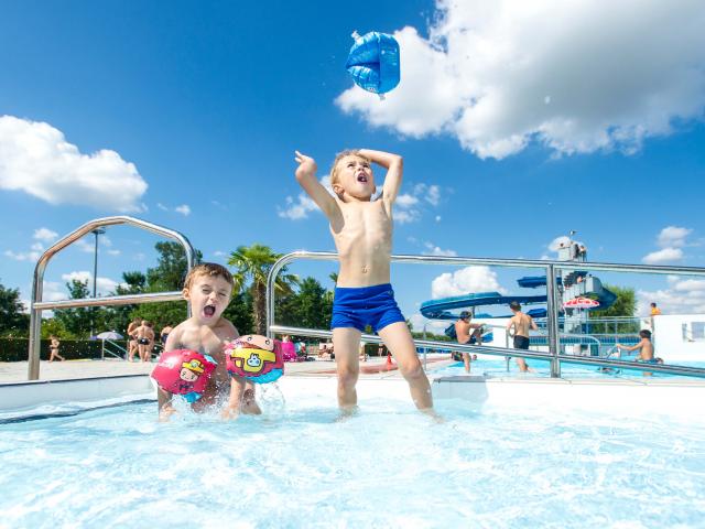 Enfants qui jouent dans l’eau