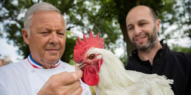 Le chef Georges Blanc et l'éleveur Cyril Degulaire autour d'un poulet de Bresse AOC. Infos auprès de votre office de tourisme Bourg en bresse destinations.