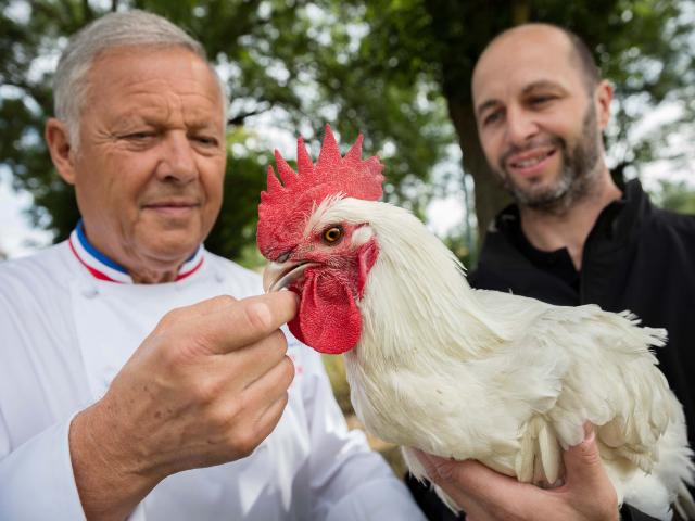 Le chef Georges Blanc et l'éleveur Cyril Degulaire autour d'un poulet de Bresse AOC. Infos auprès de votre office de tourisme Bourg en bresse destinations.