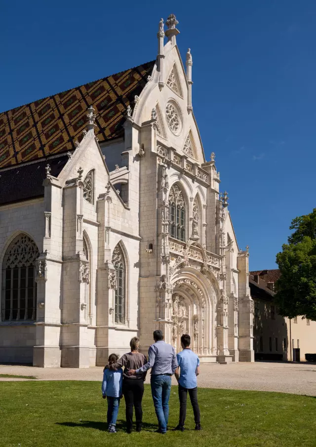 Façade du monastère de Brou avec une famille