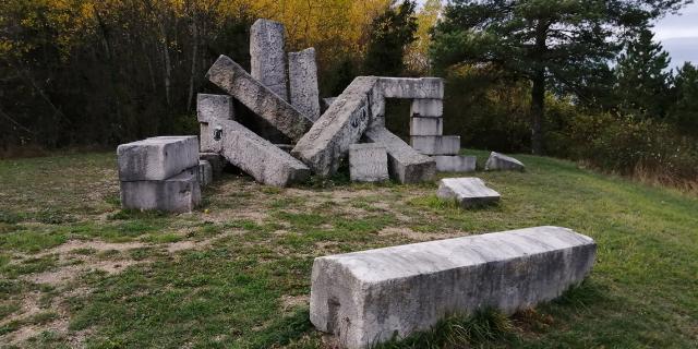 Zoom sur le Mémorial du Grand Brûle