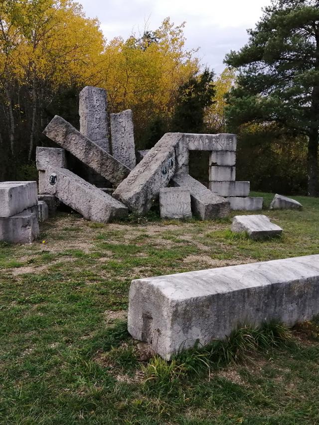 Zoom sur le Mémorial du Grand Brûle