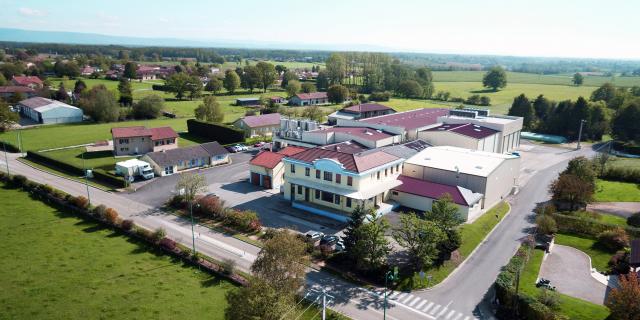 Photo aérienne de la laiterie ETREZ, siège de la composition de la crème et du beurre de Bresse AOP