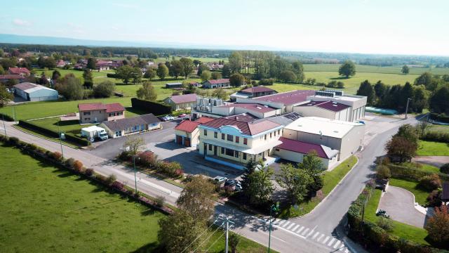 Photo aérienne de la laiterie ETREZ, siège de la composition de la crème et du beurre de Bresse AOP