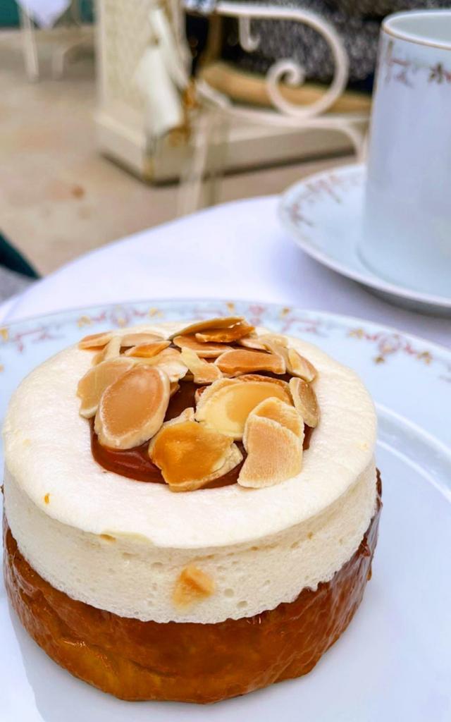 Pâtisserie de François Perret, chef pâtissier originaire de Bourg en Bresse. Il a reçu le prix du meilleur chef pâtissier de restaurant en 2019 pour le Ritz.