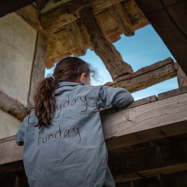 Une enfant dans une Poype