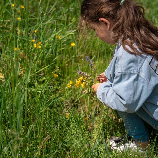 Enfant avec des fleurs