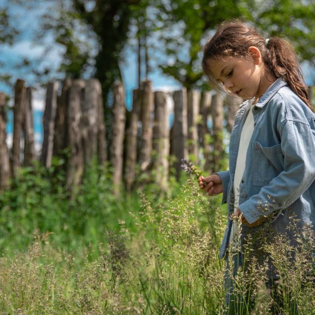 Enfant avec des fleurs