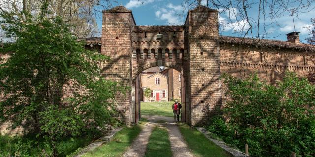 Châtelain devant son château