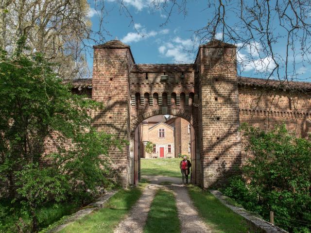 Châtelain devant son château