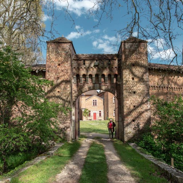 Châtelain devant son château