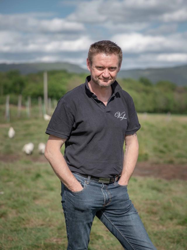 Vincent Guillermin est éleveur de volailles de Bresse et de poulets de Bresse AOC. Infos auprès de votre Office de Tourisme Bourg en Bresse destinations.