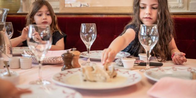 Enfants à table restaurant