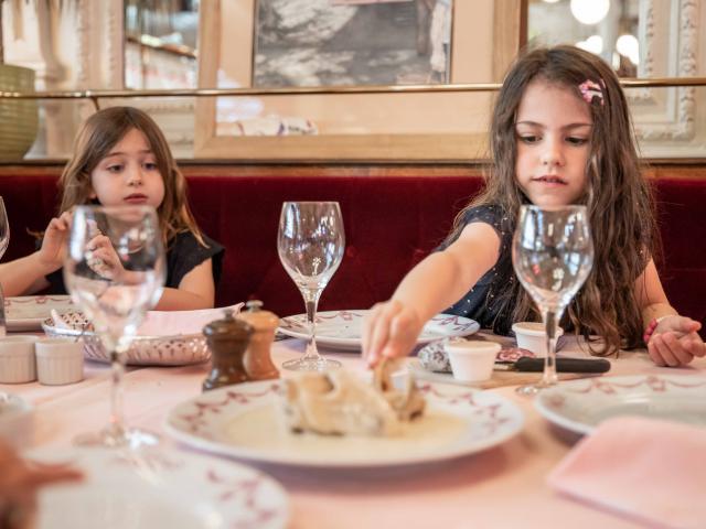 Enfants à table restaurant