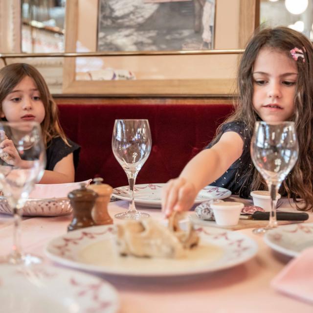 Enfants à table restaurant