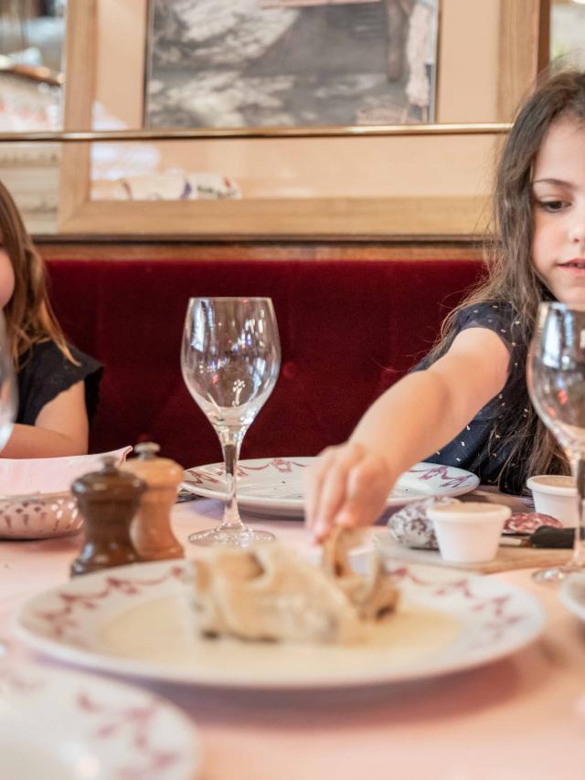 Enfants à table restaurant