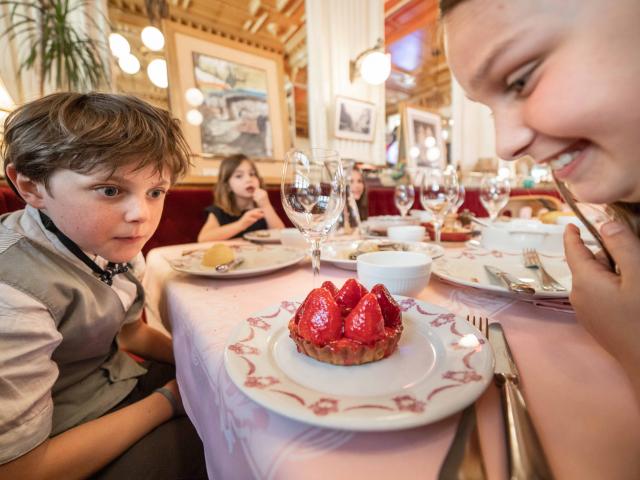 Enfants à table restaurant