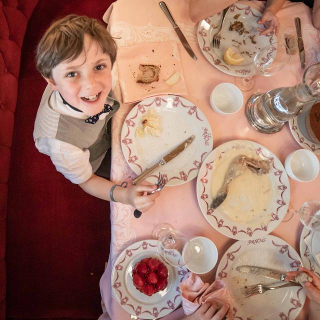 Enfants à table restaurant