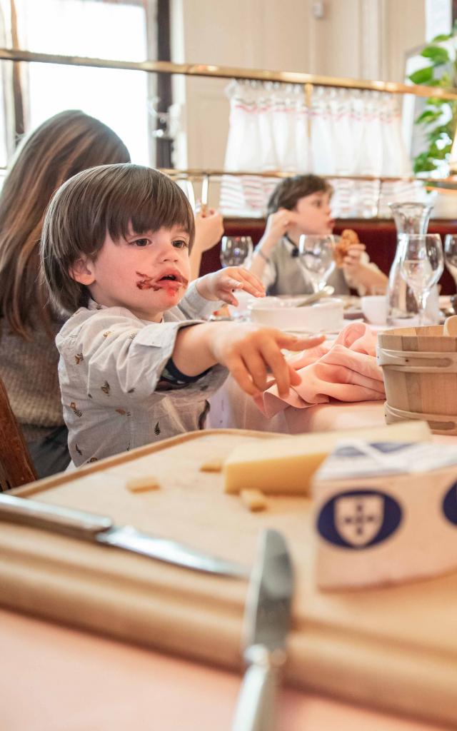 Enfants à table restaurant