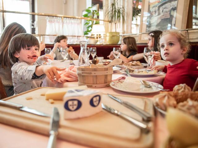 Enfants à table restaurant