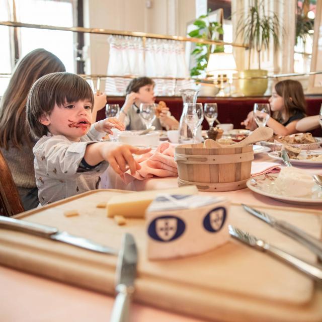 Enfants à table restaurant