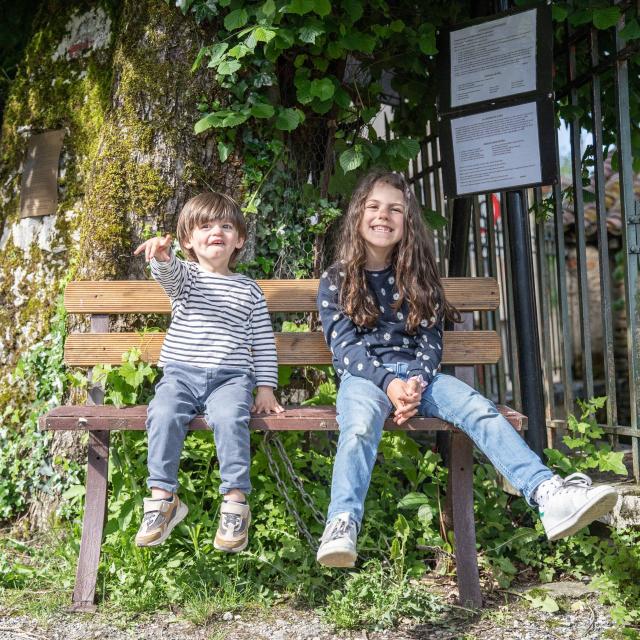 Enfants sur un banc