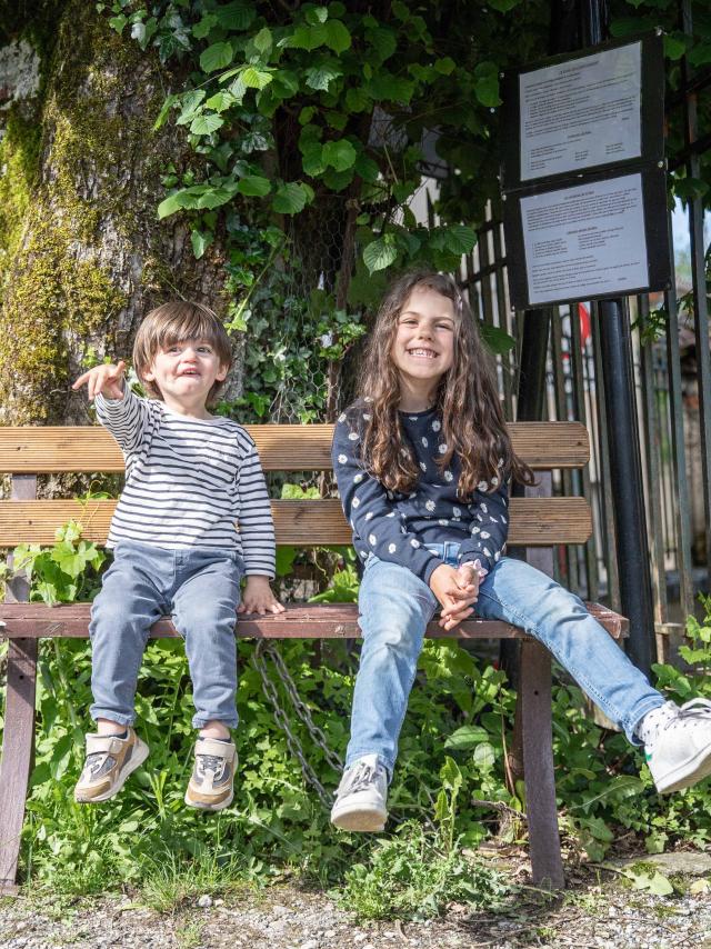 Enfants sur un banc