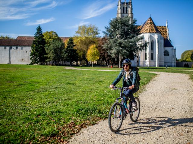 Vélo aux arrières du monastère royal de Brou