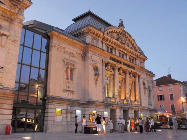 Esplanade de la Comédie :
ambiance nocturne le long du bâtiment du théâtre municipal.