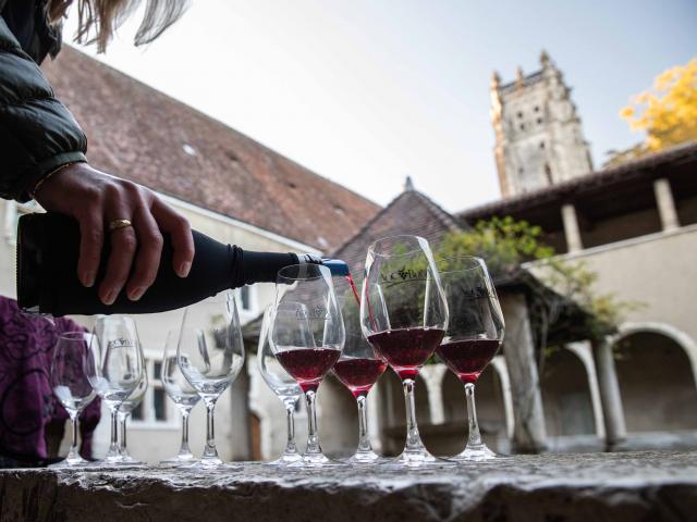 Tourisme dans le vignoble du Revermont : dégustation sur le site de l'église de Brou