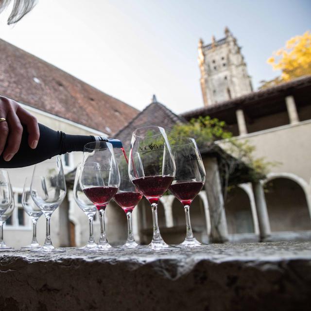 Tourisme dans le vignoble du Revermont : dégustation sur le site de l'église de Brou