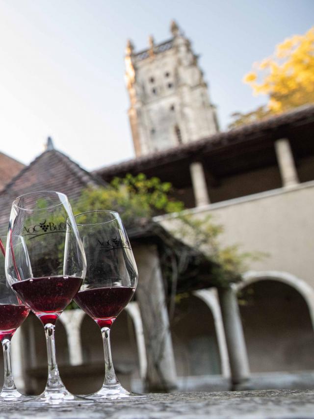 Tourisme dans le vignoble du Revermont : dégustation sur le site de l'église de Brou