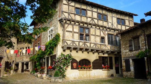 Ostellerie cité médiévale de Pérouges dans le département de l'Ain à quelques kilomètres de Bourg-en-Bresse