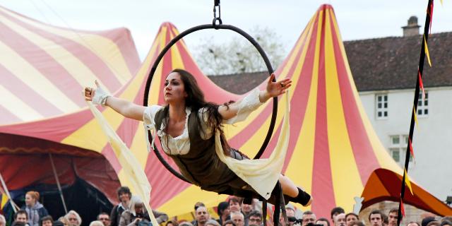 Festival Br'Ain de Cirque aux arrières du monastère royal de Brou à Bourg-en-Bresse