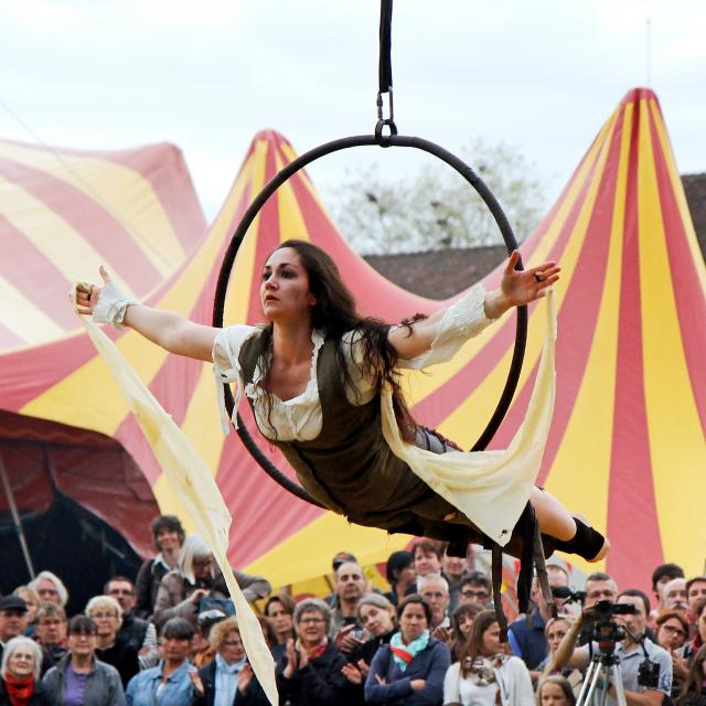 Festival Br'Ain de Cirque aux arrières du monastère royal de Brou à Bourg-en-Bresse