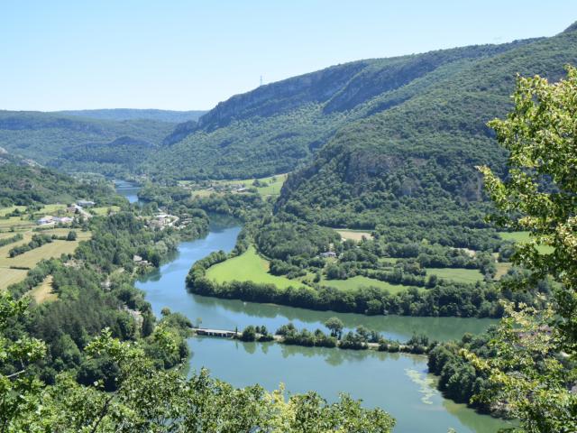 Vue des gorges de l'Ain depuis la chapelle de Saint Maurice d'Échazeaux à Corveissiat