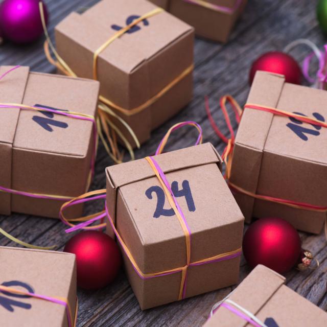 24 Dezember Adventskalender mit vielen Geschenken und Pakten und Weihnachtskugeln 